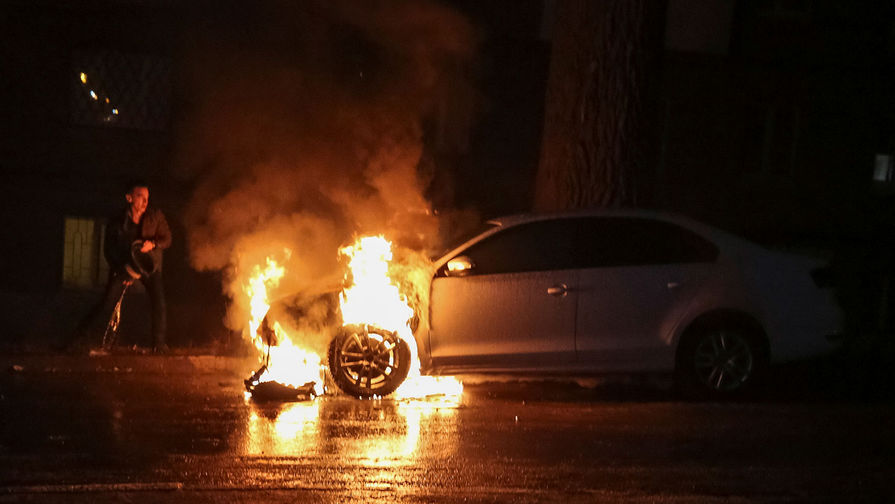 Read more about the article Автосервис с автомобилями внутри сгорел в Санкт-Петербурге