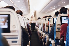 Read more about the article Экс-стюардесса перечислила полезные привычки пассажиров на борту